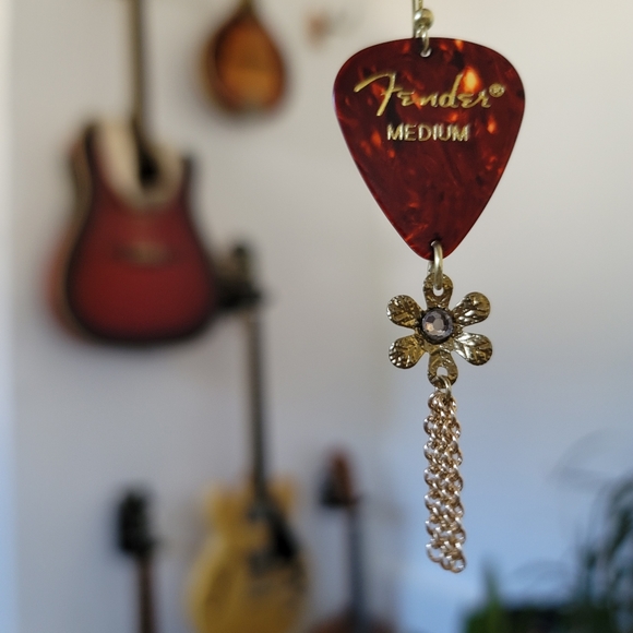 Gena's Jewelry: Daisy, Rhinestone & Gold Tone Fender Guitar Pick Earrings - Picture 3 of 3